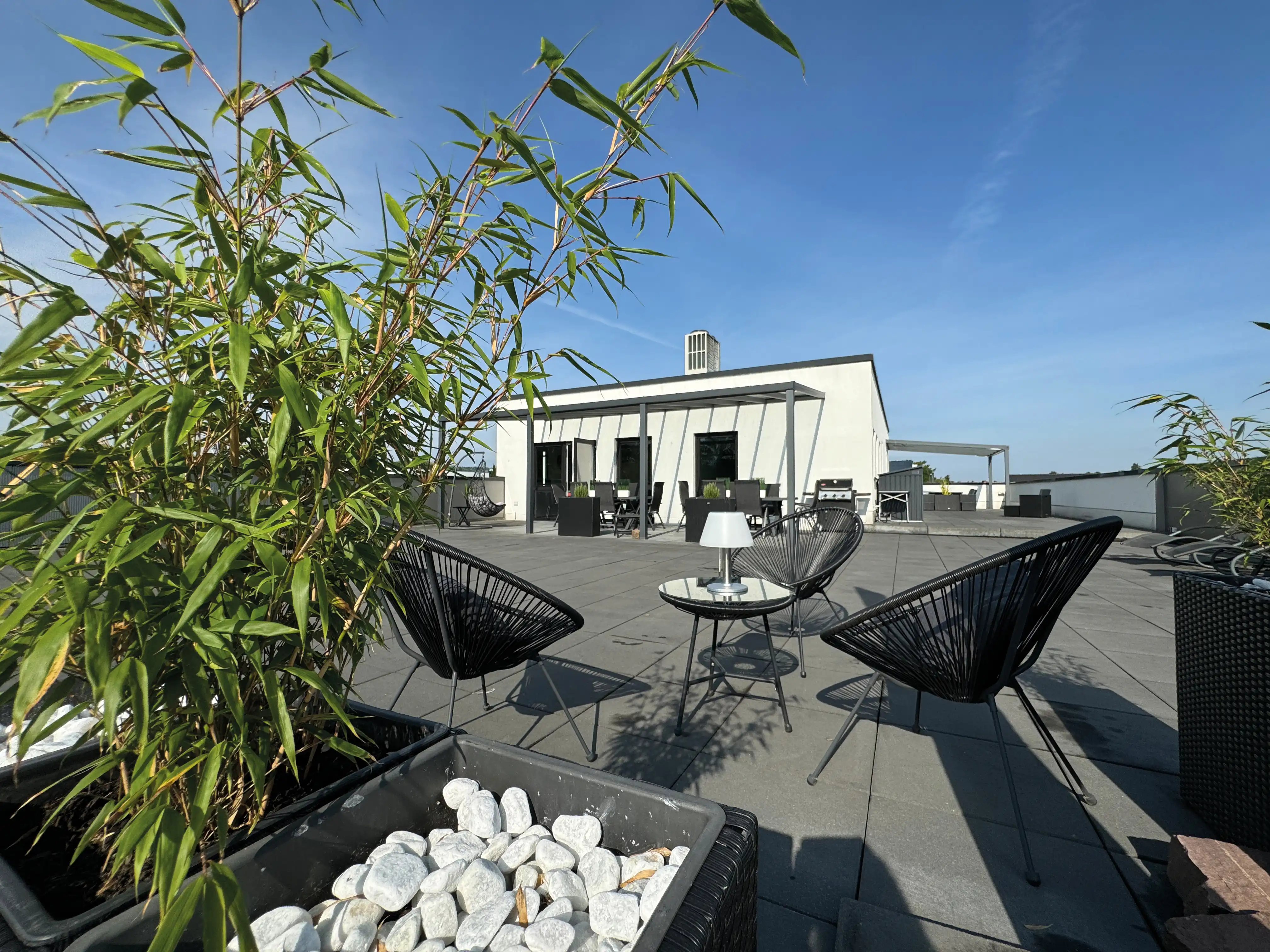 Avanis Academy - Roof terrace seating area