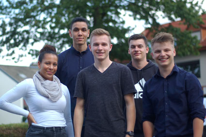 The five new trainees at Avanis GmbH