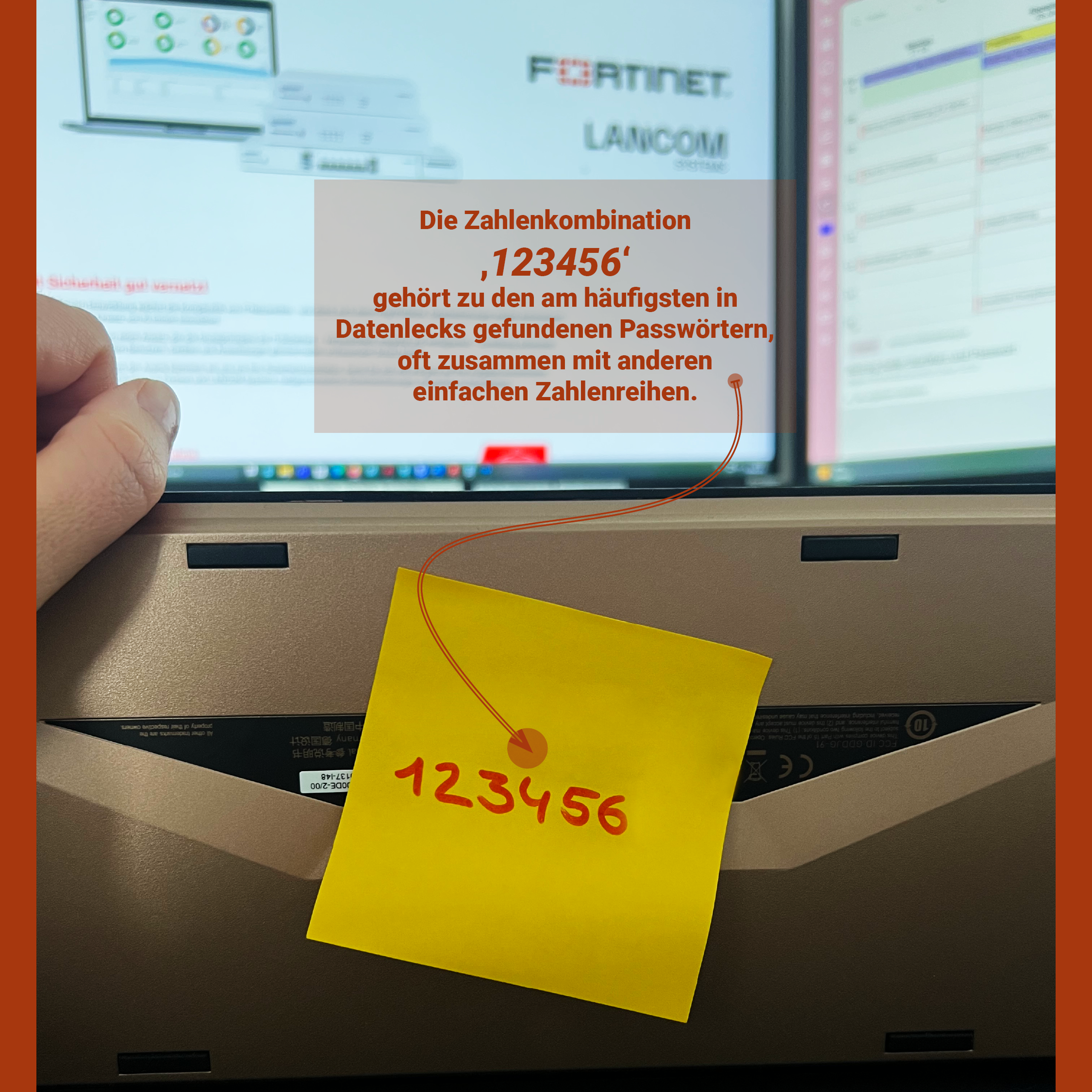 Gelber Notizzettel mit der Aufschrift „123456“ vor einem Bildschirm – symbolisiert unsichere Passwörter